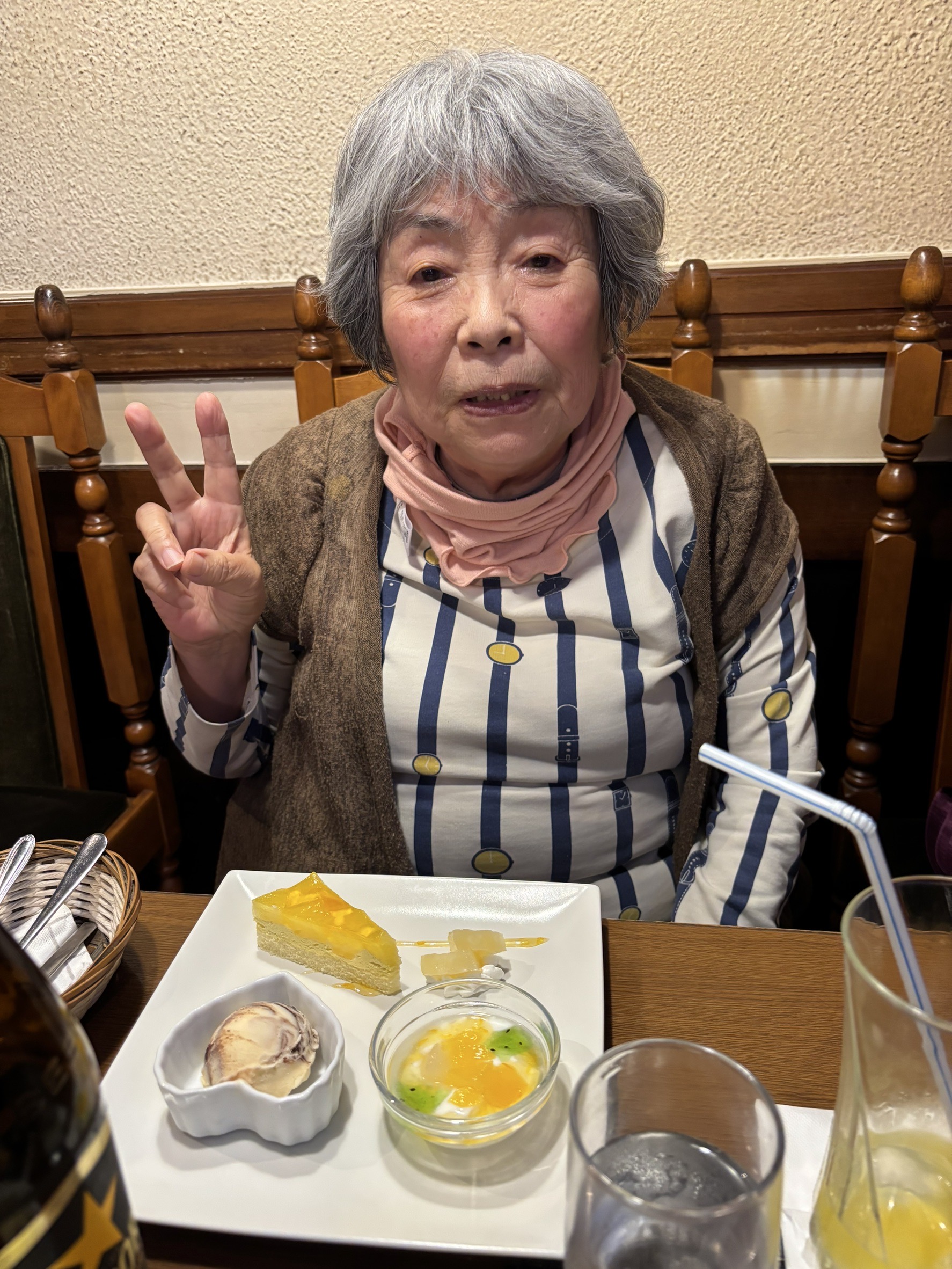 ピースサインするママ