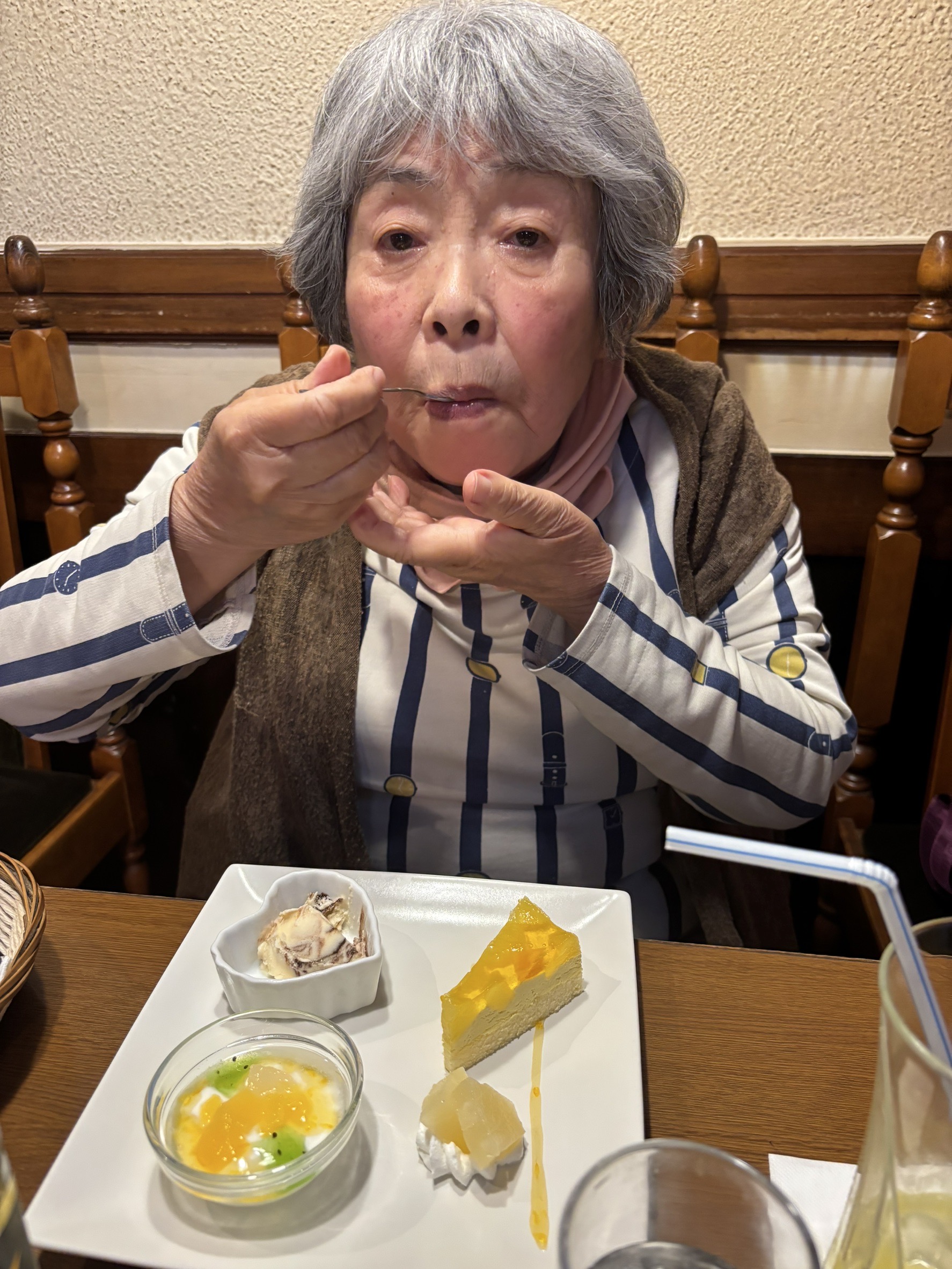 ケーキを味わうママ